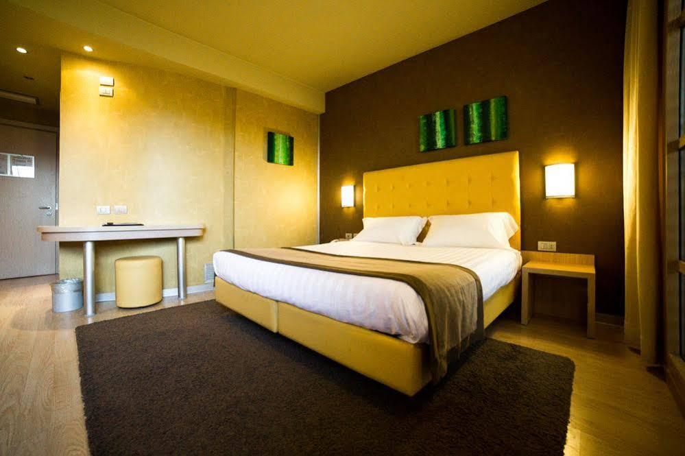 Motel Hotel Piranha Cameriano Экстерьер фото